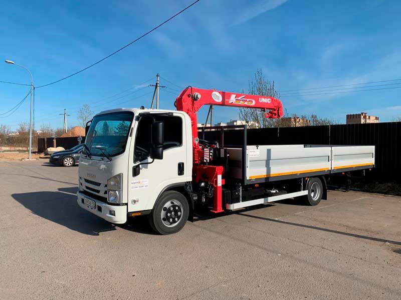 Фото манипулятора ISUZU вид сбоку модели ISUZU ELF 9.5 (NQR90) Бортовой автомобиль с краноманипуляторной установкой (КМУ) вид сбоку