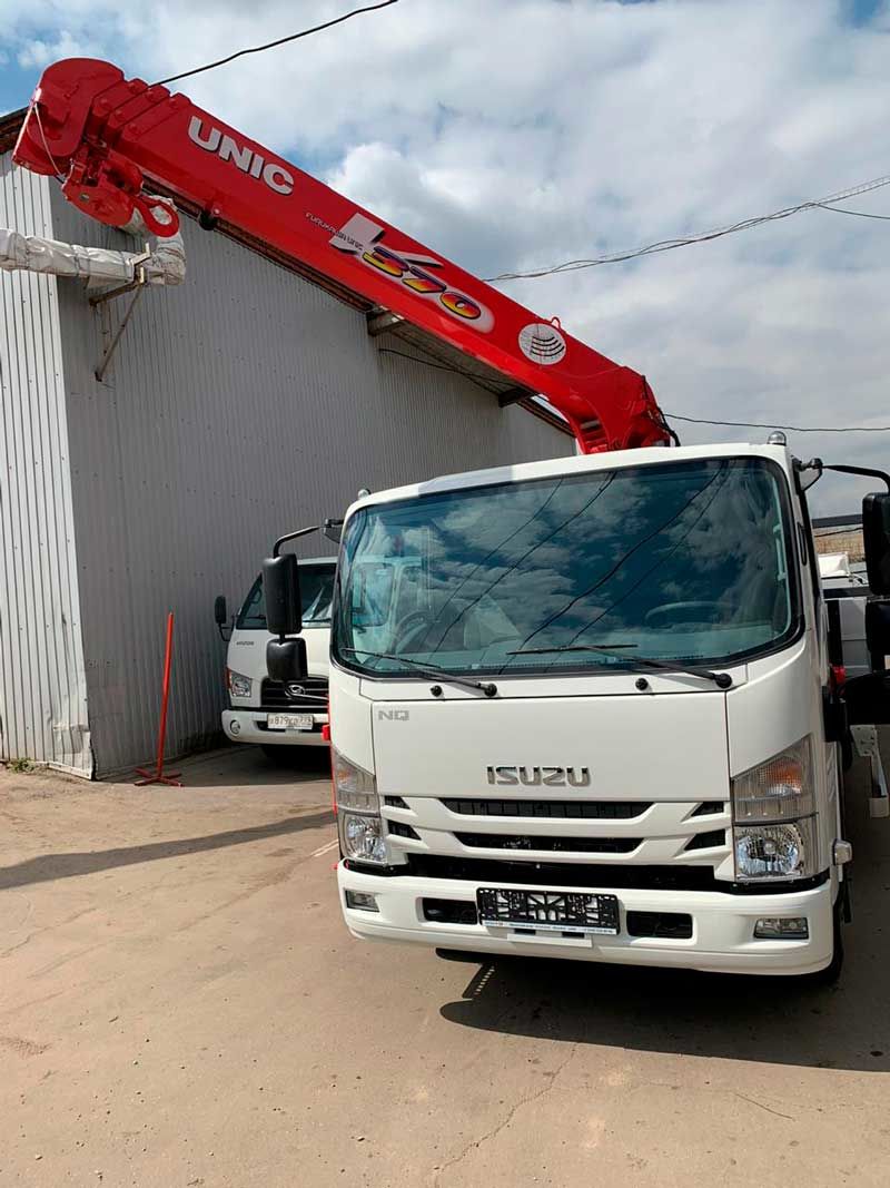 Фото манипулятора ISUZU вид спереди Фото модели ISUZU ELF 9.5 (NQR90) Бортовой автомобиль с краноманипуляторной установкой (КМУ) вид спереди